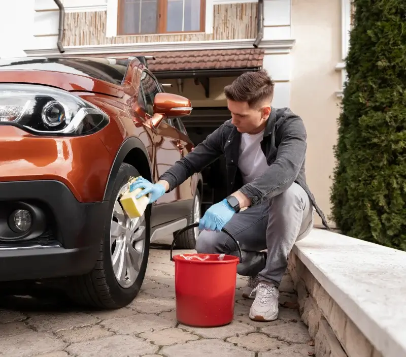 Lavage auto à domicile Lencloître : professionnel intervenant sur un véhicule